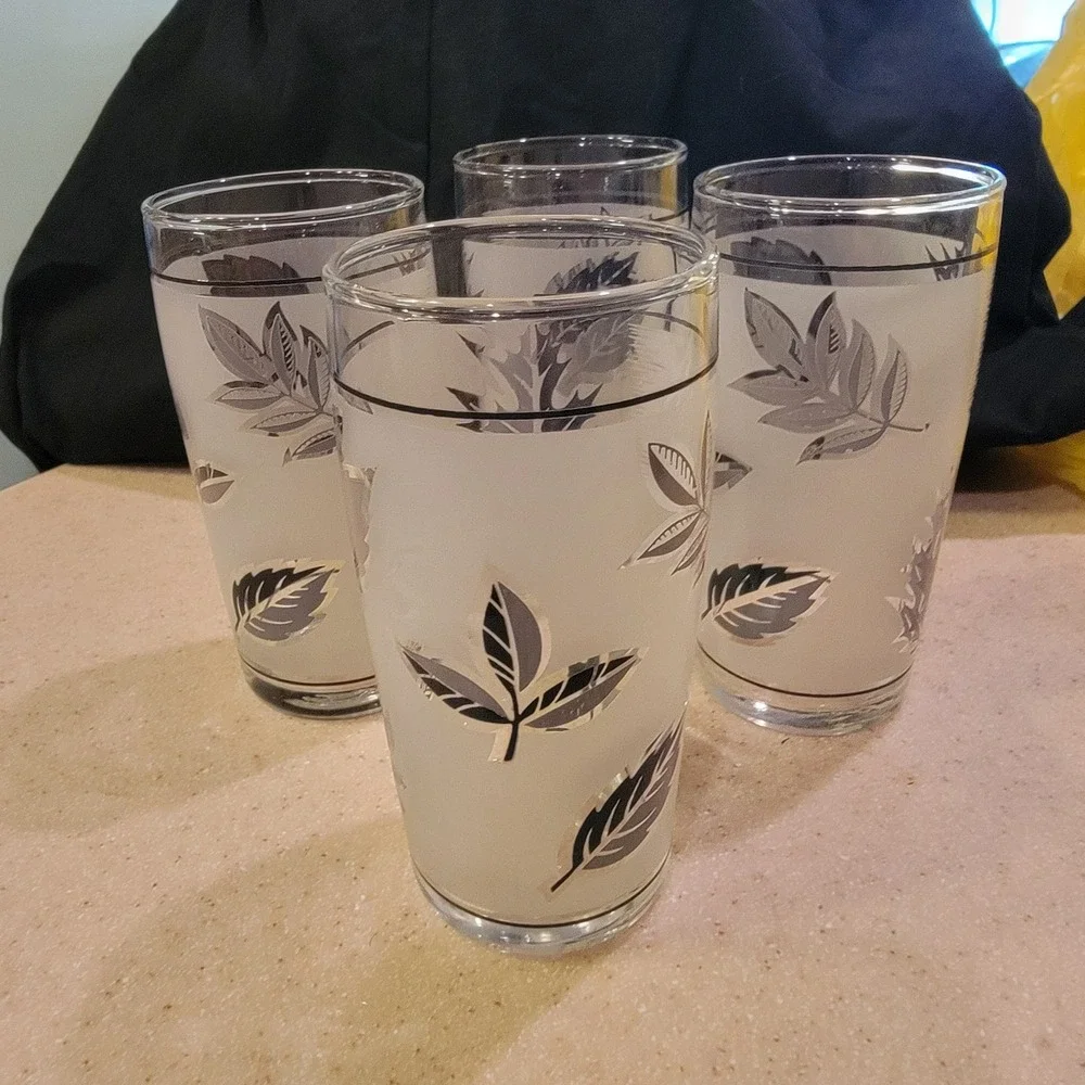 Set of 4 Glass Tumblers Frosted Clear Leaf Pattern Decorated Round 4 in high.